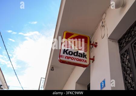 Zante, Griechenland, 1. September 2026: Vintage-Kodak-Leuchtreklame, die außerhalb eines Gebäudes mit Überkopfkabeln und sichtbarem blauem Himmel in Zante montiert ist Stockfoto