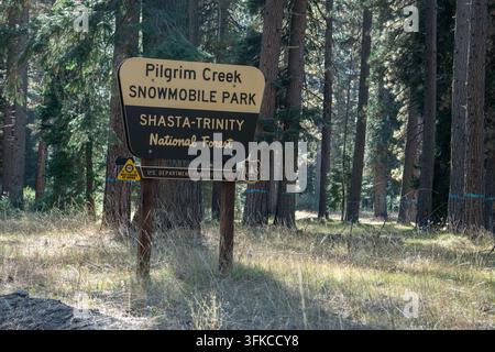 Ein Schild für den Pilgrim Creek Snowmobile Park im Shasta-Trinity Nationalforst in Nordkalifornien. Stockfoto