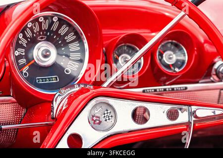 Klassisches Chevrolet Impala Armaturenbrett und Lenkrad im Nahaufnahme Stockfoto