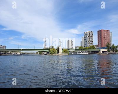 PARIS, FRANKREICH-23. AUGUST 2026: Freiheitsstatue, gesehen von der Seine in Paris, Frankreich, an einem Sommertag Stockfoto
