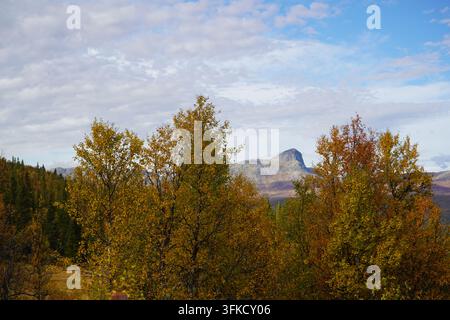 Bitihorn am Fuße von Jotunheimen an einem schönen Herbsttag Stockfoto