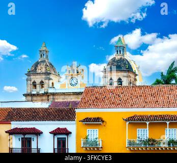 Historische Kuppeln und farbenfrohe Kolonialhäuser mit Terracotta-Dächern in Cartagena, Kolumbien, unter einem strahlend blauen Himmel. Stockfoto