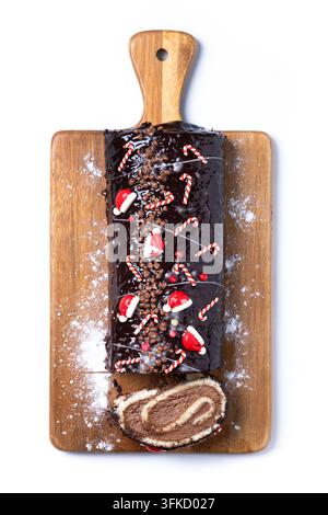 Weihnachts-Schokoladen-Roulade isoliert auf weißem Hintergrund Stockfoto