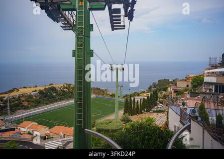 Luftbild eines Küstenkabelwagensystems mit Blick auf das Mittelmeer, Sommerurlaubsziel, Freizeitaktivität, Panoramalandschaft, Taormina, Sizilien Stockfoto