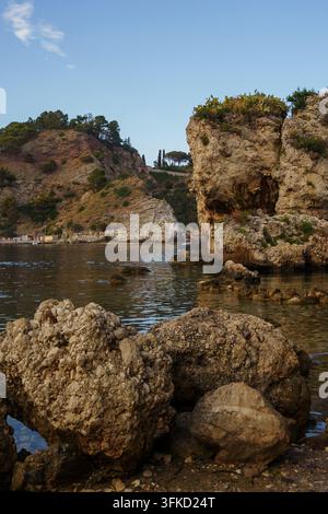 Schroffe felsige Küste mit Blick auf ruhige Meereswellen in Sizilien, Sommerreiseziel, mediterraner Landschaftsraum, Naturszenerie, Taormina Stockfoto