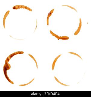 Ein Satz brauner Flecken und Ringe von Kaffee- oder Teetassen auf einem isolierten Hintergrund. Stockfoto