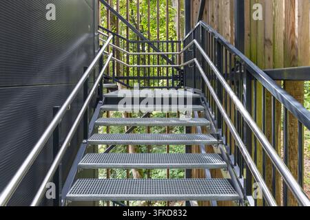 Außenmetalltreppe mit Geländern, die nach oben führen Stockfoto