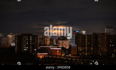 Gewitterblitz erhellt die Skyline der Stadt Peking bei Nacht Stockfoto