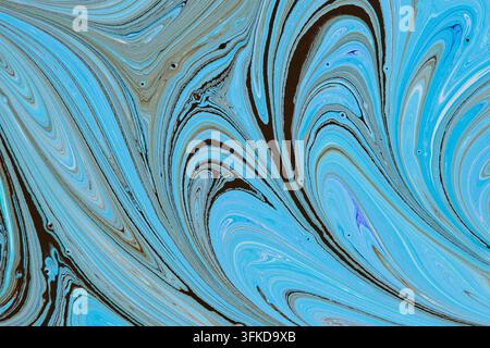 Abstrakter flüssiger Hintergrund mit lebendigen blauen und dunklen wirbelnden Marmorlackmustern Stockfoto