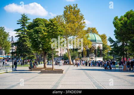 Istanbul, Türkei – 27. August 2026: Deutscher Brunnen auf dem Sultanahmet-Platz umgeben von Besuchern in Istanbul, Türkei. Historisches Wahrzeichen und geschäftig Stockfoto