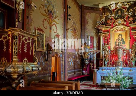 Inneres der Pfarrkirche St. Jakob des Älteren und der Heiligen Katharina von Alexandrien im Dorf Raciechowice. Woiwodschaft Kleinpolen in Polen. Es i Stockfoto