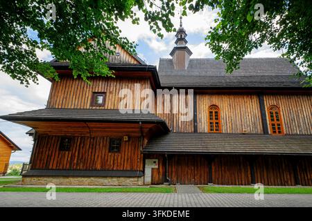 Außenansicht der Pfarrkirche St. Jakob des Älteren und der heiligen Katharina von Alexandria im Dorf Raciechowice. Woiwodschaft Kleinpolen in Polen. Es i Stockfoto