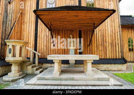 Altar und Kanzel außerhalb der Kirche. Äußeres der Pfarrkirche St. Jakobs des Älteren und der heiligen Katharina von Alexandrien im Dorf Raciechowice. Weniger Stockfoto