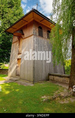 Glockenturm der Pfarrkirche St. Jakob des Älteren und St. Katharina von Alexandria im Dorf Raciechowice. Woiwodschaft Kleinpolen in Polen Stockfoto
