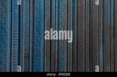 Dunkelblaue vertikale Metalltürtexturhintergrund Stockfoto