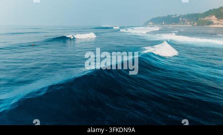 Luftaufnahme von kräftigen Ozeanwellen, die im blauen Wasser nahe der Küste brechen Stockfoto