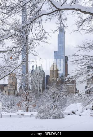 Winteransicht des Central Park in New York City mit der Skyline von Midtown Manhattan und den Wolkenkratzern der Billionaires Row im Hintergrund Stockfoto