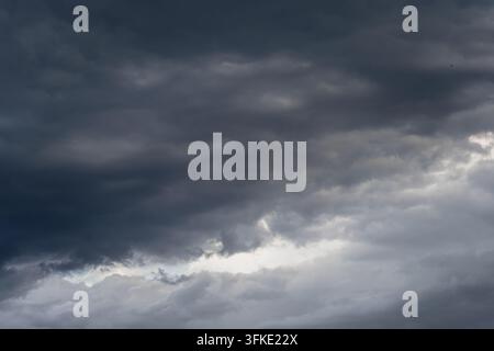 Dunkler und bedrückender wolkenverhangener Himmel als Hintergrund vor dem Sturm, Stock Footage Stockfoto
