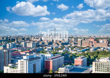 Luftbild der Stadtlandschaft von Peking mit großen flauschigen weißen Wolken Stockfoto