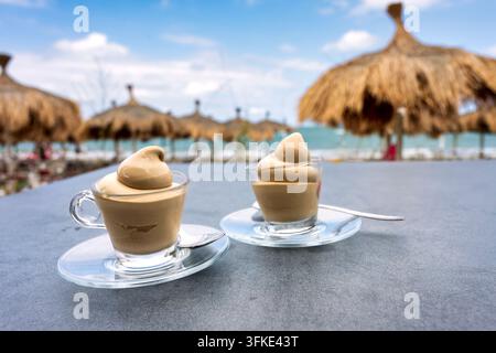 Zwei Glasbecher mit Kaffeesahne-Dessert in einem Strandclub in Pescara, Italien Stockfoto