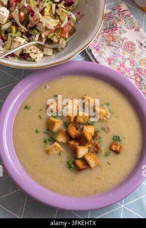 Gemüsebrühe mit Croutons und griechischem Salat Stockfoto