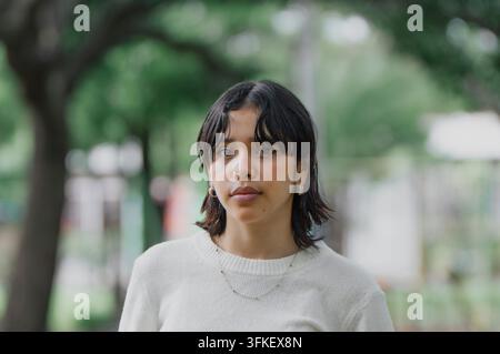 Porträt einer hübschen kurvigen hispanischen Frau, die ernst in die Kamera schaut Stockfoto