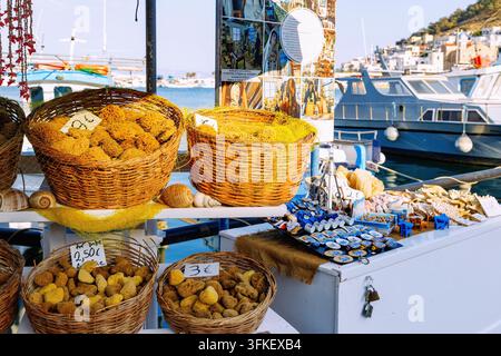 Souvenirladen, der natürliche Schwämme im Hafen von Pothia auf der Insel Kalymnos (Kalimnos) in Griechenland verkauft Stockfoto