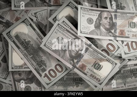 Grauer Tonstapel mit geringer Sättigung von Hundert-Dollar-Scheinen Stockfoto