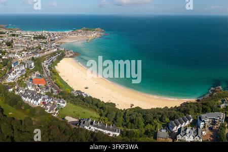 Eine Luftpanoramalandschaft der beliebten Touristenstadt St Ives in Cornwall, UK, mit dem weißen Sand von Porthmeor Beach und dem Hafen von St Ives und zu Stockfoto
