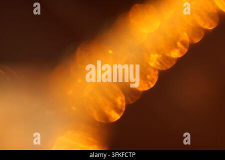 Abstrakter goldener Bokeh-Hintergrund mit leuchtenden weichen Kreisen Stockfoto