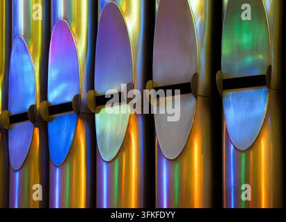 Organpfeifen Metallröhren Bunte Reflexion Abstrakter Hintergrund Nahaufnahme. Ein abstrakter Makro-Hintergrund mit lebendigen Regenbogenlichtreflexionen Stockfoto
