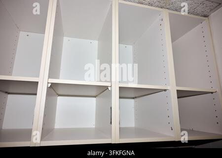 Nahaufnahme eines minderwertigen weißen Kleiderschranks in einem Budget-Hotel. Schlechtes Zimmer und Unterkunft. Stockfoto