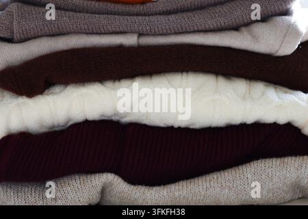 Stapel warmer Strickpullover in neutralen Herbstfarben, ideal für Modeeinzelhandel, Kapselgarderobe und gemütliche saisonale Kampagnen. Stockfoto