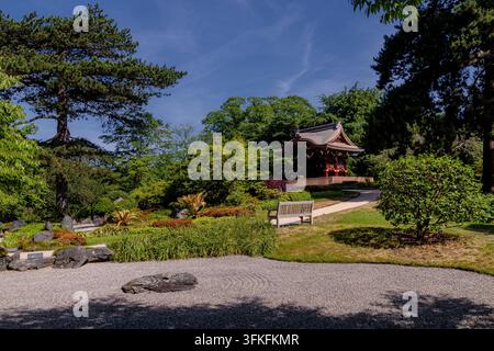 Die japanische Landschaft mit Chokushi-Mon (Tor des kaiserlichen Boten), ein japanischer Garten des Friedens und der Ruhe in den Kew Gardens Stockfoto