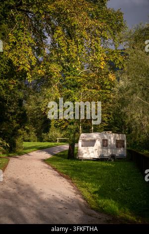 Altes Haus im Wald Stockfoto