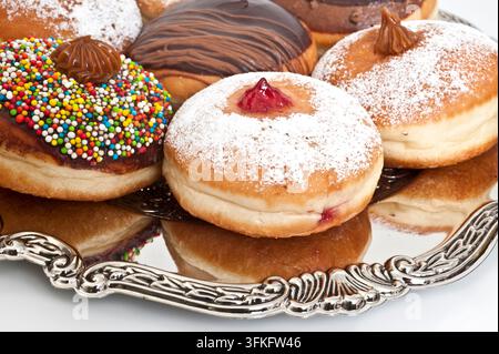 Traditionelle Hanukkah-Berliner mit Gelee, Schokolade auf einem silbernen Teller. Stockfoto