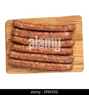 Rohe Würste auf Holzbrett Stockfoto