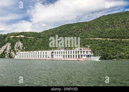 Flusskreuzfahrtschiff entlang der Donau durch die malerische Eisentürschlucht, Serbien Stockfoto