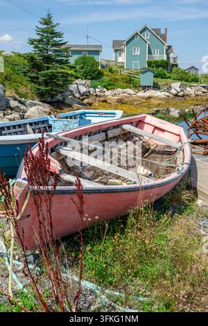 Schutzgebiet Peggy's Cove Halifax Nova Scotia Kanada, hölzerne Ruderboote, alte Boote, verwittertes Boot, rotes Boot, blaues Boot, abblätternde Farbe, Ankerleinen, aban Stockfoto