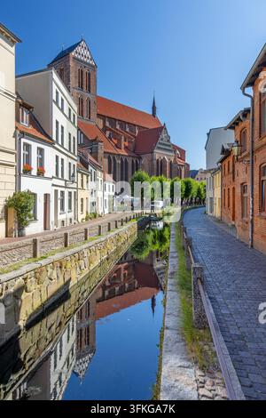 Nikolaikirche / St.-Nikolai-Kirche / St. Nicholas church und Häuser entlang der Frischen Grube, Kanal in der Stadt Wismar, Mecklenburg-Vorpommern, Deutschland Stockfoto