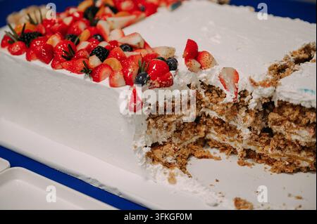 Schichtkuchen zur Feier, dekoriert mit Erdbeeren und Beeren Stockfoto