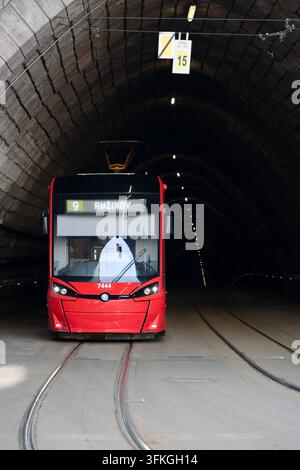 Redaktionsfoto eines modernen öffentlichen Verkehrstrams, der am 18. März 2026 aus dem Tunnel in Bratislava, Slowakei, kommt Stockfoto