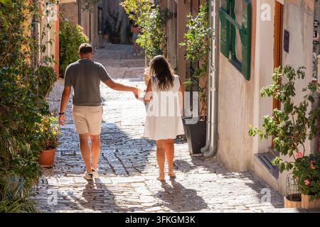 Junges Paar geht durch die Straße der Altstadt Stockfoto