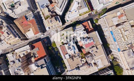 Athen, Griechenland, bietet eine Luftperspektive der dicht gedrängten urbanen Architektur mit einem Netz von Straßen und verschiedenen Dächern unter Stockfoto