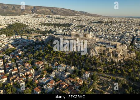 Akropolis von Athen mit dem Parthenon und antiken Ruinen, die über dem historischen Viertel Plaka thronen, und der sich ausbreitenden Stadtlandschaft, die sich bis zum fernen Mou erstreckt Stockfoto