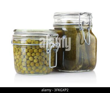 Verschiedene eingelegte Gemüsesorten in Gläsern isoliert auf Weiß Stockfoto