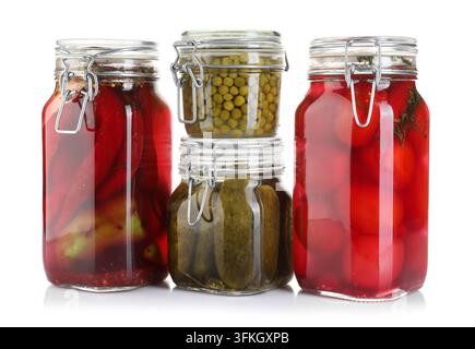 Verschiedene eingelegte Gemüsesorten in Gläsern isoliert auf Weiß Stockfoto