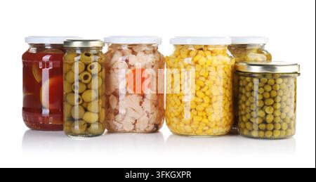Verschiedene eingelegte Gemüsesorten in Gläsern isoliert auf Weiß Stockfoto
