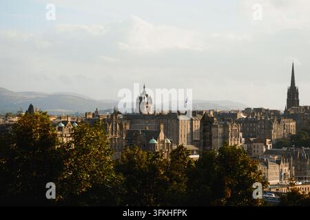 Edinburgh, Schottland – 1. August 2026 – Panoramablick auf historische Dächer, Kirchtürme und ferne Hügel in warmem Licht. Stockfoto