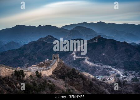 Großartige Berge und Flüsse am kurvenreichen Abschnitt der Badaling-Großen Mauer, Peking Stockfoto
